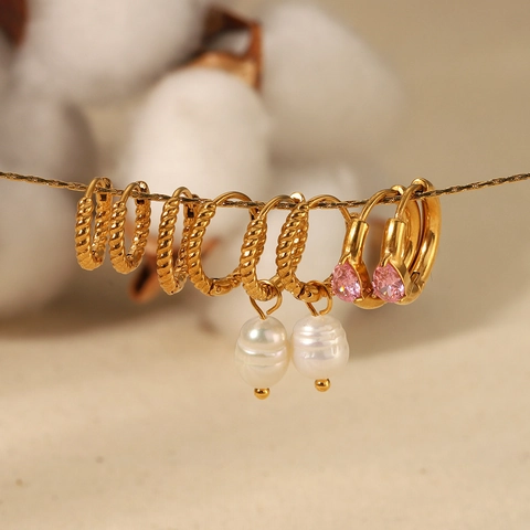 Pendientes De Aro De Acero Inoxidable Bañados En Oro De 18K Diseño Retorcido Con Perla Artificial Y Gema Rosa Joyería Mujer