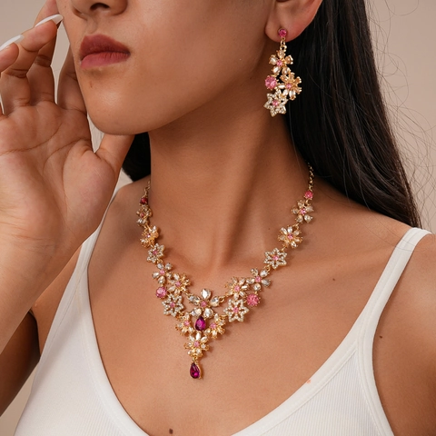 Elegante Blumen Schmuck Halskette Und Ohrringe Legierung Strass Mit Silberohrringstecker Luxus Palast Stil Für Damen