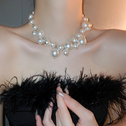 Exaggerated Irregular Imitation Artificial Pearl Necklace Alloy Clustered Statement Collar For Women Retro Fashion Accessory