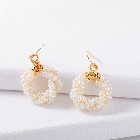 Eleganti Orecchini a Cerchio con Perle d'Acqua Dolce a Grappolo Intrecciati a Mano in Ottone Placcato Oro Gioielli da Donna