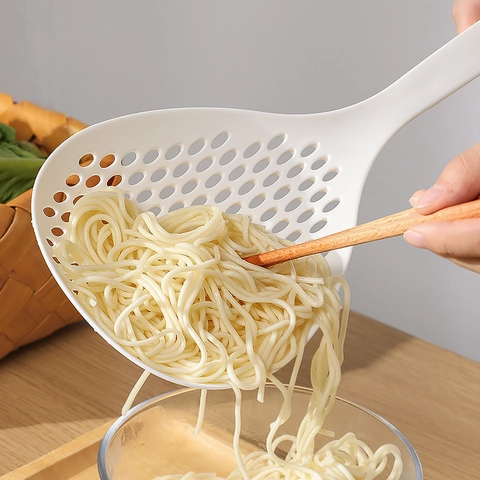 Grande Cucchiaio A Fessura Resistente Al Calore Plastica PP Scolapasta Per Tagliatelle Manico Lungo Antiscivolo Stile Giapponese