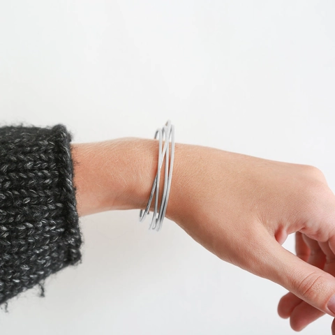 Brazalete de Puño Abierto de Acero Inoxidable Minimalista para Mujer Pulido Geométrico Joyería de Moda Accesorio de Viaje