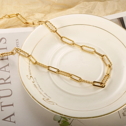 Collana A Catena In Acciaio Inossidabile Placcato Oro Con Corda Attorcigliata E Maglie Rettangolari Lisce Geometrica