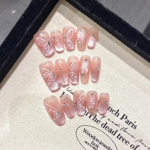 Handgemaakte Kunstnagels Cat Eye Gradiënt Roze Vlinder Kunstparel Rijnsteen Luxe Coffin Amandel Nepnagels