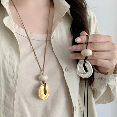 Minimalistische Geometrische Lange Anhänger Halskette Unregelmäßiges Kupfermetall Mit Keramikperle Für Damen