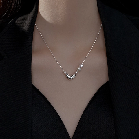 Fashion Silver Color Copper Heart Pendant Necklace For Women Elegant Artificial Pearl V Letter Clavicle Chain Jewelry Gift