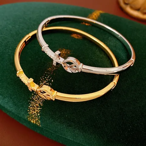 Kruis Vredesteken Armband Koper Echt Verguld Met Zirkonia Luxe Mode Niche Ontwerp Sieraden Voor Vrouwen