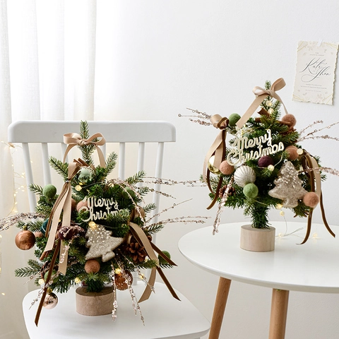 PE Gemischter Mini Weihnachtsbaum Warme LED Lichter Holzsockel Kiefernzapfen Schleifen Desktop Feiertag Tischdekoration