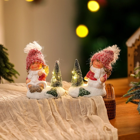 Statuetta in Ceramica Dipinta a Mano Ragazza di Natale con Albero Luminoso a LED Addobbo da Tavolo in Stile Nordico Regalo per Feste
