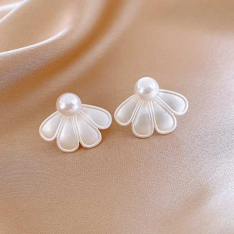 Boucles D'oreilles Puce Pétale Alliage Fausse Künstliche Perle Avec Tige En Argent Sterling 925 Forme Éventail Élégant Style Niche Femmes