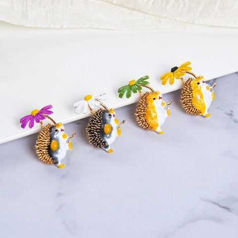 Graziosa Spilla Riccio Pin Lega Smalto Animale Del Fumetto Tenendo Fiore Margherita Gioielli Accessorio Per Donne Bambini