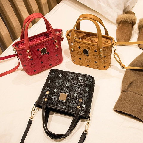 Damen Mini Bucket Bag PU Leder Litschi Muster Monogramm Druck Nieten Abnehmbarer Schultergurt Casual Handtasche
