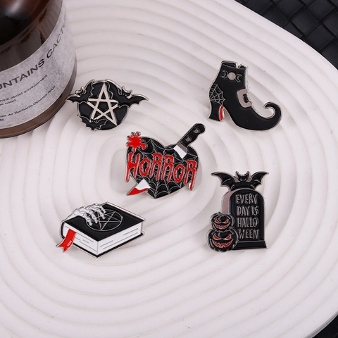 Broche De Esmalte De Terror De Halloween Aleación Gótico Murciélago Bota De Bruja Lápida Corazón Daga Insignias Accesorios