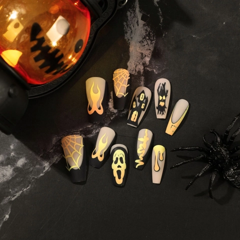 Halloween Aufpressnägel Matt Schwarz Lange Sargform Künstliche Nägel Geist Spinnennetz Flamme Französisches Design