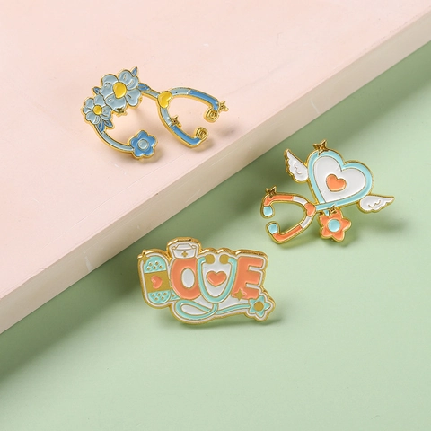 Creative Medical Enamel Brooch Pin Heart Stethoscope Nurse Hat LOVE Letter Alloy Badge Jewelry For Doctor Nurse Student Hospital Gift