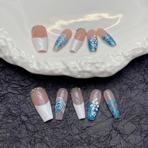Handgefertigte Künstliche Fingernägel Extra Lang Sargform Blau Glitzer Farbverlauf Französisch Strass 3D Blume Aufkleben