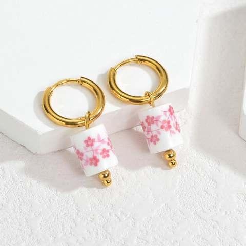 Boucles d'oreilles créoles en acier inoxydable plaqué or 18 carats avec perles en porcelaine motif floral style chinois