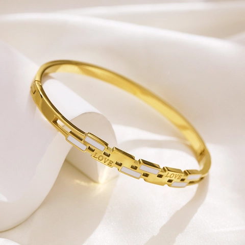 Westlicher Stil Gold Vergoldeter Edelstahl Emaille Armreif Armband Love Brief Herz Eingelegt Modeschmuck Für Damen
