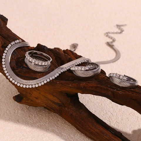 Set di Gioielli in Acciaio Inossidabile con Motivo a Spina di Pesce e Strass Collana Orecchini Anello per Donna
