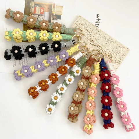 Handmade Woven Daisy Flower Keychain Wooden Bead Cotton Rope Wrist Strap For Women Colorful Floral Bag Charm Key Ring Gift