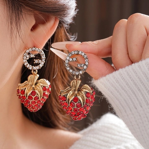 Aardbei Hangende Oorbellen Rode Stras Legering Fruitvorm Vintage Elegante Sieraden Voor Dames Met Zilveren Oorsteker
