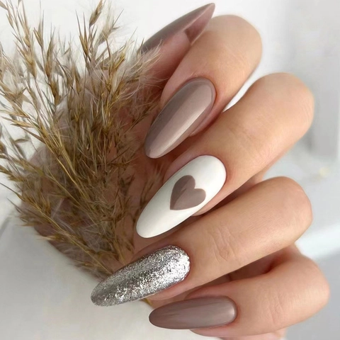 Unghie Finte A Mandorla Medie Lunghe Lucide Marrone Caffè Taupe Motivo A Cuore Glitter Argento Per Donne