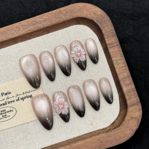 Uñas Postizas Forma Almendra Efecto Ojo De Gato Degradado Negro Nude Con Decoración Flores 3D Perlas Artificiales Y Brillantes