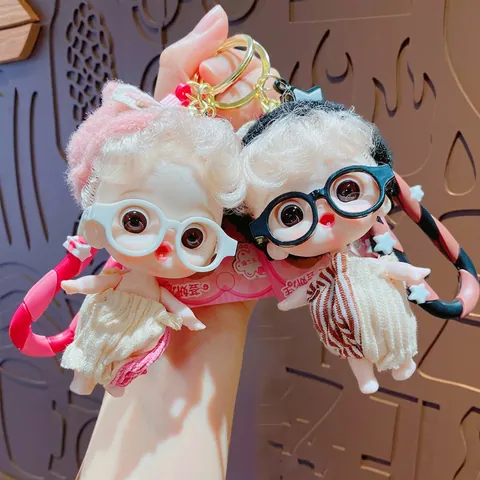 Cartoon Puppe Schlüsselanhänger Mit Beweglichen Gelenken Retro Brille Und Stern Flechtband PVC Legierung Tasche Anhänger