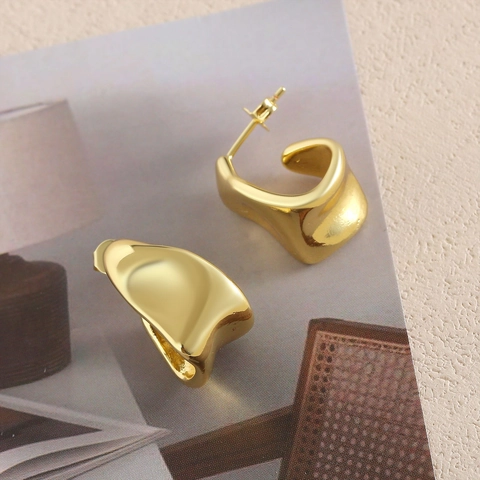 Boucles d'Oreilles Clous Géométriques en Forme de C Irrégulières pour Femmes Plaquées Or 18K Cuivre Style Métal Liquide