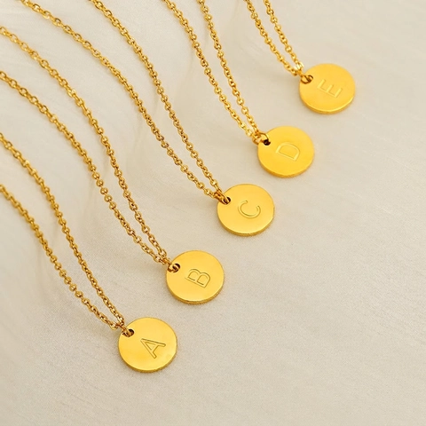Collana Iniziale Disco Tondo Minimalista Acciaio Inossidabile Placcato Oro 18K Ciondolo Lettera Incisa Gioielli Moda Eleganti