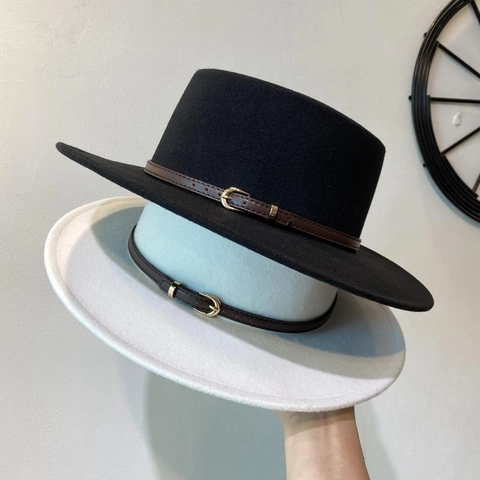 Retro Wollfilz Boater Hut Breite Krempe Flacher Kopf Britischer Stil Eleganter Gürtelschnalle Dekor Unisex Herbst Winter
