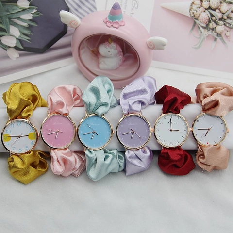 Montre à Quartz de Mode pour Femmes Avec Bracelet Scrunchie en Satin Élégant Boîtier en Alliage Créatif Montre-Bracelet Analogique pour Étudiants Cadeau Filles