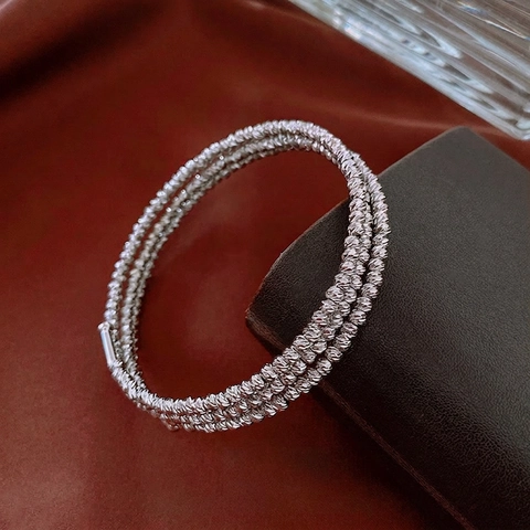 Multi-Layer Gedrehter Armreif Kupfer Silberfarben Perlenstruktur Minimalistischer Nischenschmuck Für Damen