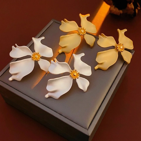 Vintage Bloem Oorbellen Mat Koperen Florale Studs Met Zilveren Oorsteker Franse Retro Stijl Elegant Voor Dames