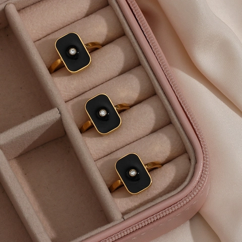 Anello In Acciaio Inossidabile Placcato Oro 18 Carati Per Donna Con Intarsio Di Zircone Quadrato In Smalto Nero Gioielli Di Moda Stile INS