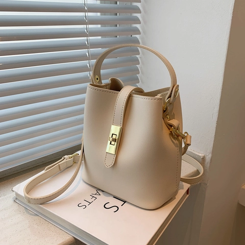 Sac Seau Femme Cuir PU Fermoir Métallique Bandoulière Réglable Sac À Main Sac Bandoulière Mode