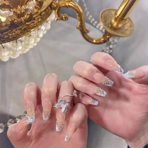 Lange Coffin Press On Nägel Hellviolett French Tip Farbverlauf Falsche Nägel Mit Strass V-Form Dekoration Damen