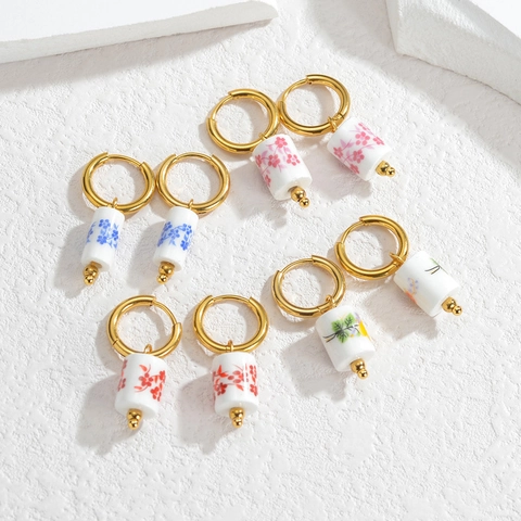Boucles d'oreilles créoles en acier inoxydable plaqué or 18 carats avec perles en porcelaine motif floral style chinois