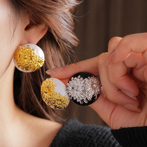 Vintage Round Daisy Flower Stud Earrings With Silver Earring Post Alloy Enamel Relief Retro Fashion Jewelry For Women