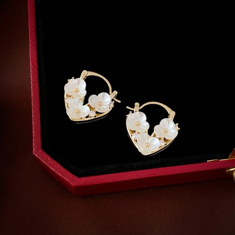 Pendientes De Aro Con Flores Y Corazón De Aleación Chapada En Oro Con Perla Artificial De Imitación Y Circón Diseño De Concha