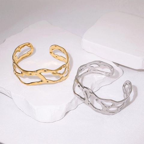 Brazalete Abierto Textura Lava Calada Irregular Acero Inoxidable Chapado Oro 18K Joyería De Manguito Lujo Minimalista