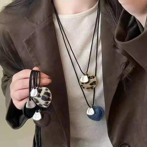 Collar Con Colgante De Corazón Cuero Aleación Cuerda Tejida Cadena Larga Para Suéter Para Mujer Estilo Vintage