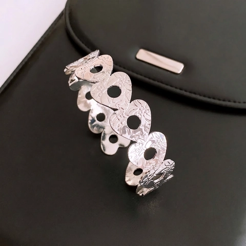 Herz Hohl Geprägt Offener Armreif Eisen Metall Retro Minimalist Mode Schmuck Für Frauen Elegantes Accessoire