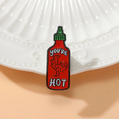 Spilla In Smalto A Forma Di Bottiglia Di Salsa Piccante Pin In Lega Motivo Gallo Decorazione Per Zaino