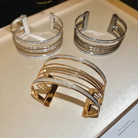 Multi Layer Metall Armreif Offen Breit Glitzer Sand Finish Minimalistisch Mode Schmuck Für Damen