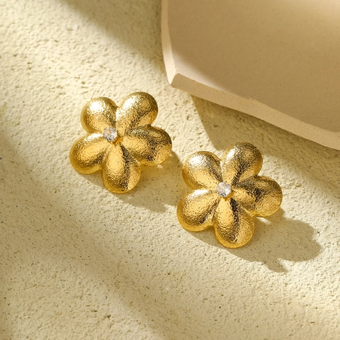 Vintage Edelstahl Blumen Schmuckset Für Damen Vergoldet Gehämmerte Textur Zirkonia Inlay Ohrringe Und Verstellbarer Ring