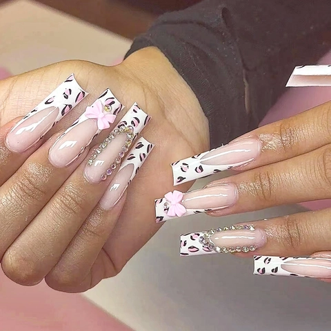 Uñas Postizas Press On Coffin Largas Estampado Leopardo French Tips Con Lazos 3D Y Strass Trendy Cyber Style