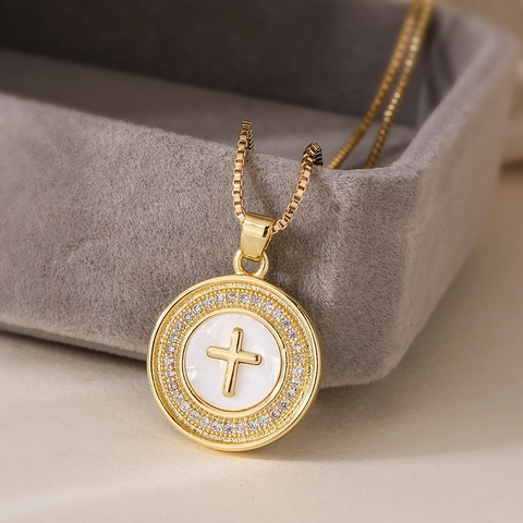 Collana con Ciondolo a Croce in Rame Vintage Placcato Oro 18K per Donna Elegante Strass Perla Artificiale Intarsiato Gioielli Regalo