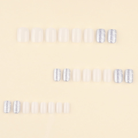 Unghie Finte Corte Quadrate Lucide Con Glitter Argento E Strisce Di Caramelle Bianche Per Donna