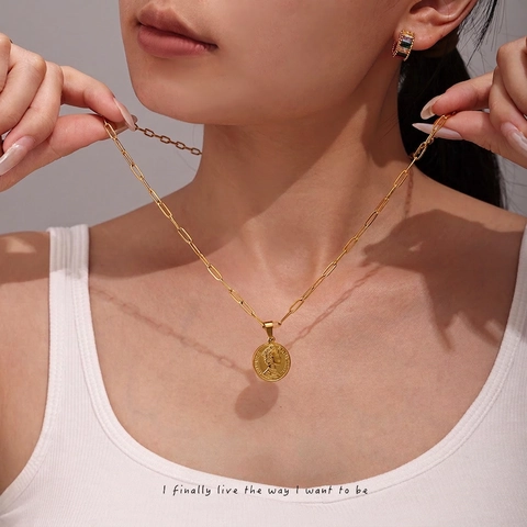 Collana con Ciondolo Moneta Regina Elisabetta II Vintage Acciaio Inossidabile Placcato Oro 18K Doppio Strato Catena a Graffetta Donna